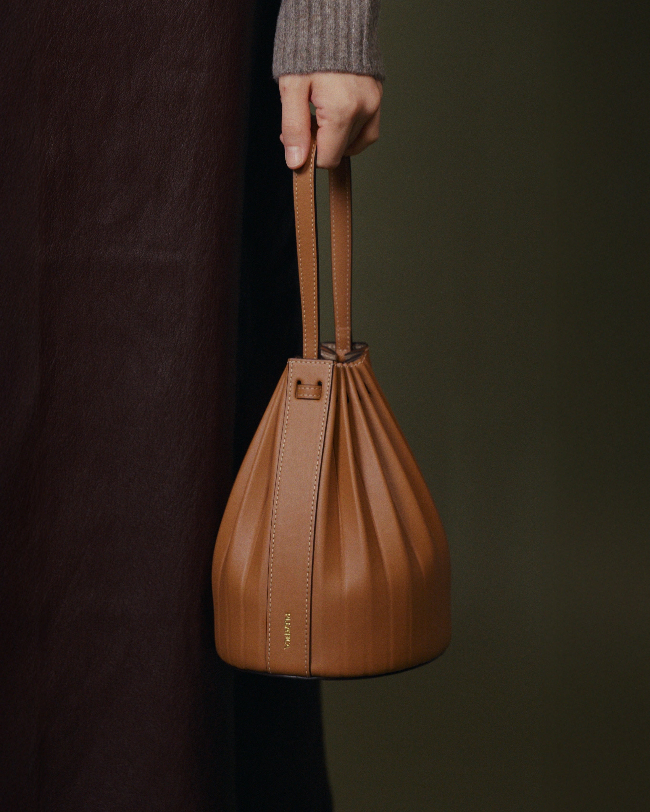 BUCKET BAG／brown × moss green チャーム Flaum Bucket Bag Brown - PLEATICA